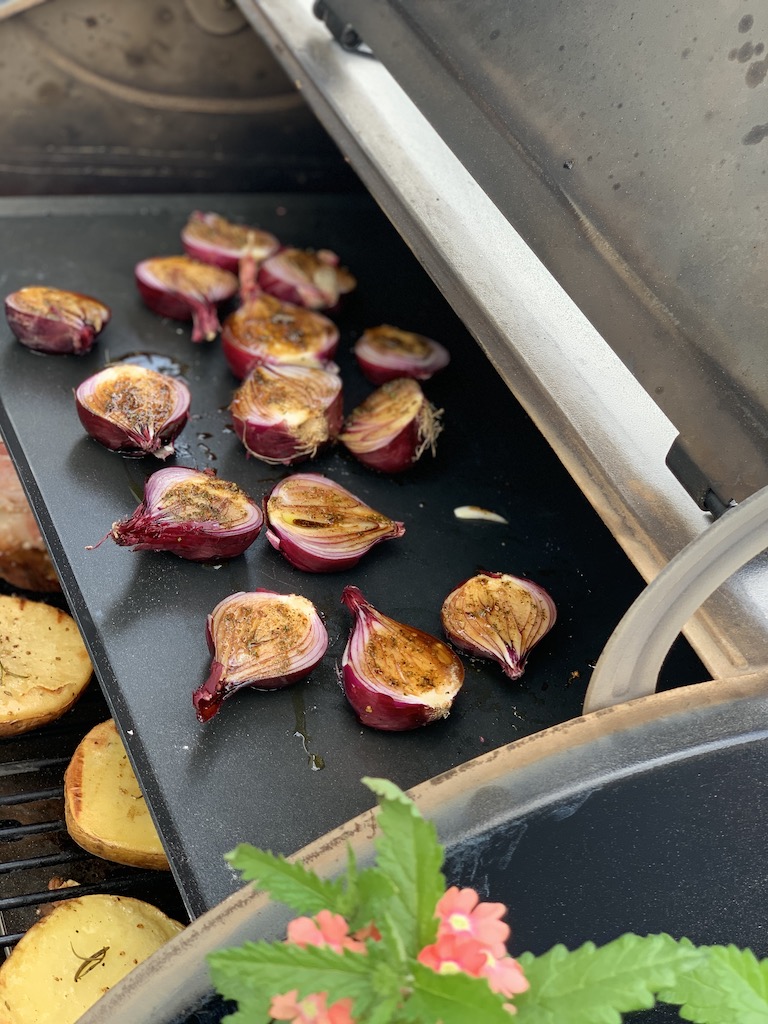 Bagte karamelliserede rødløg med brunsukker,  balsamico og frisk timian