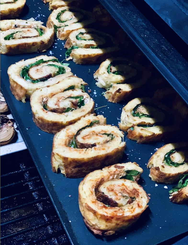 Sprød skiveskåret rösti (kartoffelroulade) med frisk spinat