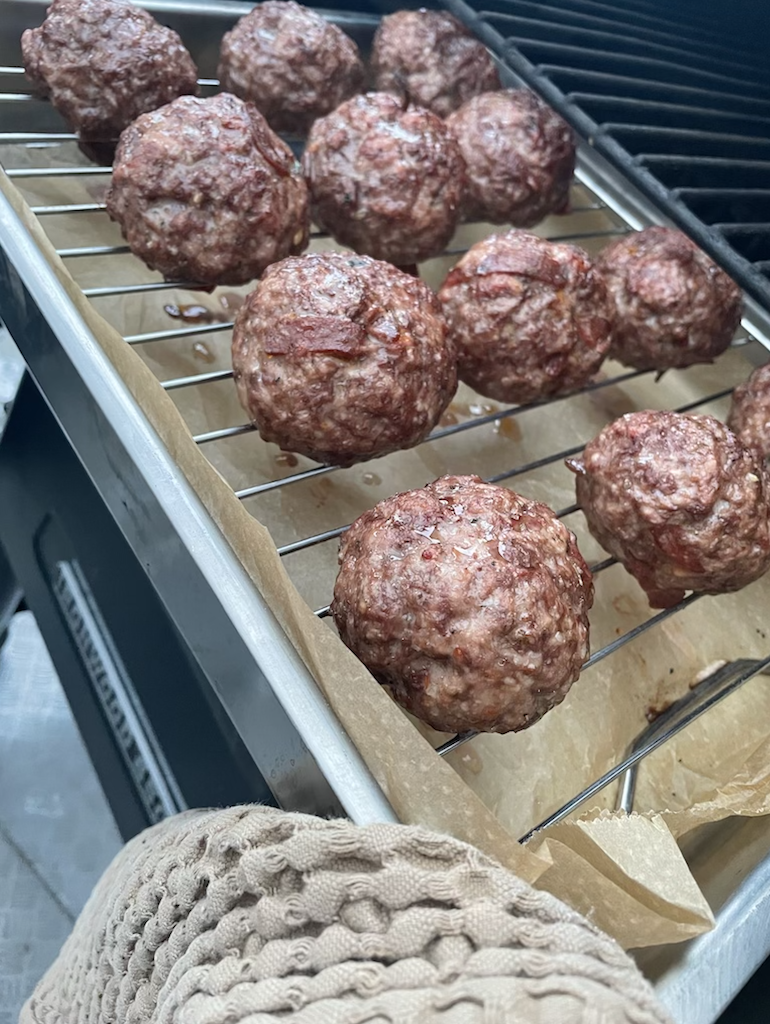 Kødboller med BBQ Rub og revet parmesan